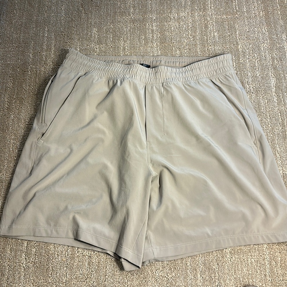 Lulu men’s pace breaker shorts